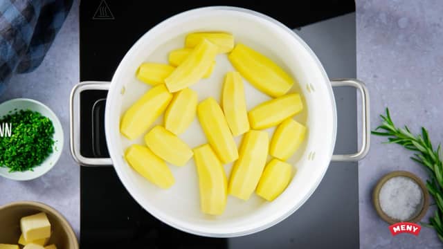 Skrell potetene og ha dem i en kjele. Hell over vann slik at det så vidt dekker potetene. Kok i ca. 15-20 minutter til potetene er møre.