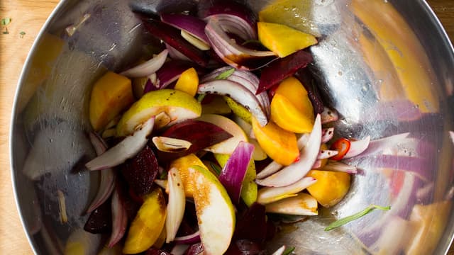 Bland alle ingrediensene sammen i en bolle og krydre med salt og kvernet pepper.