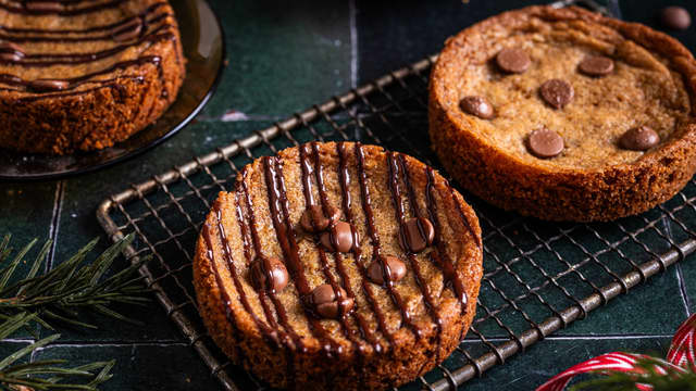 Hvis du vil ha høyere cookies, så kan du legge deigkulene i smurte metallringer før steking.