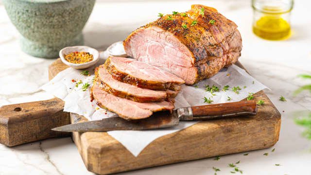 Stek svinenakken i ovnen på 160 grader til den har en kjernetemperatur på ca. 65 grader. La svinenakken hvile i minst 10 minutter før servering.