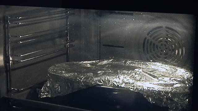 Sett langpanna midt i ovnen og damp i ca. 45 minutter. Nå "blåser" ribba seg litt opp og svoren spriker.