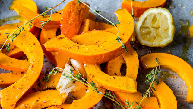 Tilsett knust hvitløk, sitron, honning og 2 ss olivenolje. Krydre med salt og pepper og vend alt godt sammen. Bak gresskarbitene i ovn ved 180 grader til bitene begynner å bli møre.