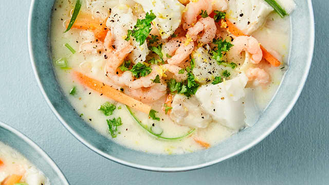 Fiskesuppe med reker og creme fraiche.