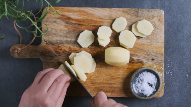 Skrell og finhakk potet, løk og hvitløk.