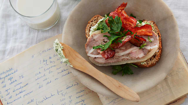 Sylte med persillekrem og sprøstekt bacon på brød