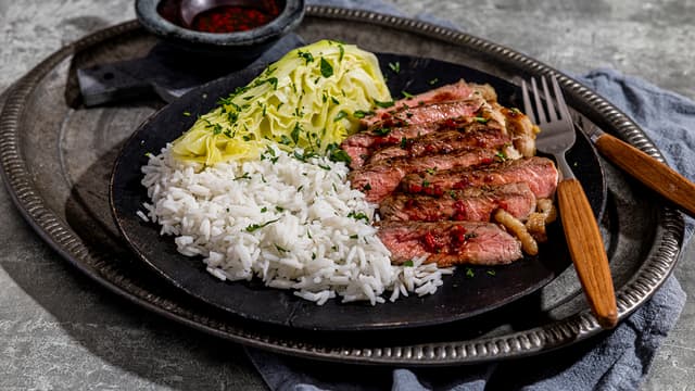 Biff med ris og dampet sommerkål
