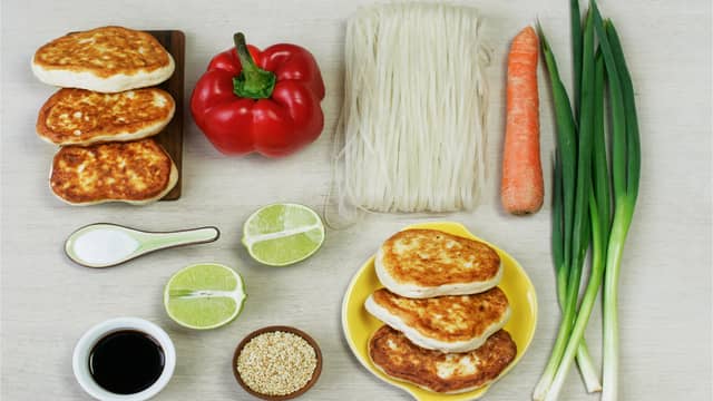 Kok nudlene etter anvisning på pakken og skyll dem i kaldt vann.