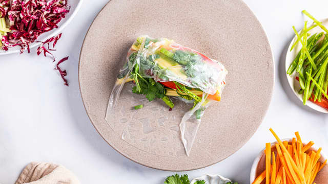 Rull den sammen til en vårrull. Fortsett til du har fylt alle rispannekakene.