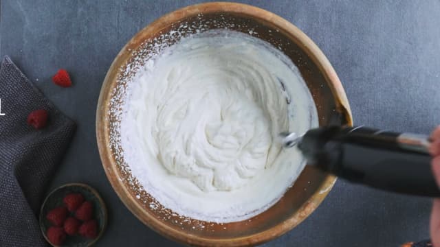 **Krem:** Bland melis med kremfløten og pisk til krem.