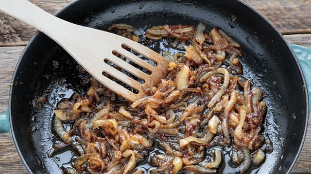 **Karamellisert løk:** Skrell løken og del den i to på langs. Kutt tynne skiver og stek møre i olje. Ha på sukker og stek til det blir karamelisert. Ha på litt smør og smak til med salt.