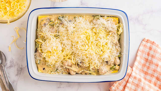 Stek lasagnen midt i ovnen på over- og undervarme på 180 grader i 35–40 minutter til den er gyllen.