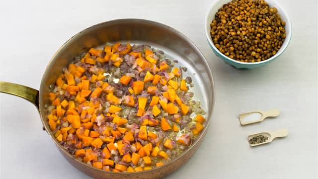 Finhakk evt. timian, skrell og finhakk gulrøtter og løk, og stek i olje i en stekepanne i ca. 5 min. Ha i linser, krydre med salt og pepper og stek i ca. 2 min.