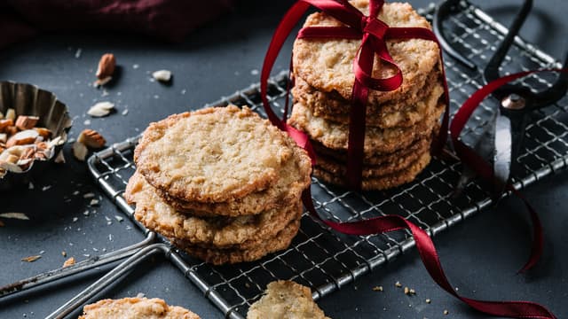 **Stek kakene ved 175 grader i ca. 7-8 minutter** til de er gyllenbrune. La dem avkjøles på papiret frem til du trygt kan flytte dem over på rist.