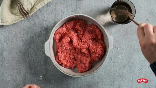 **Farse:** Kvern kjøtt og brød om hverandre. Bland godt og la blandingen hvile til neste dag i kjøleskapet.