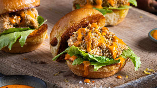 Ha chilimajonesen på den varme burgerbrød-bunnen. Ha på salatblad og krabbekjøtt. Ha toppen av brødet på til slutt og server.