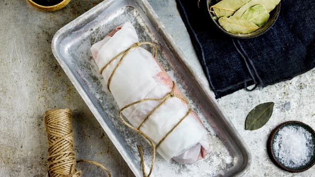 Pakk torskerognen inn i bakepapir og la trekke i vannet i 30-40 minutter. La torskerognen avkjøles i kokevannet hvis den ikke skal serveres umiddelbart.