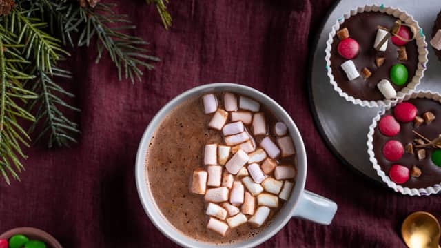 Ta den stivende sjokoladen ut av muffinsformen. Varm opp melk og smelt sjokoladen i melken.