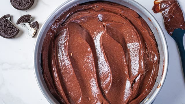 Sett kaken kaldt i minst fire timer slik at fyllet rekker å stivne.