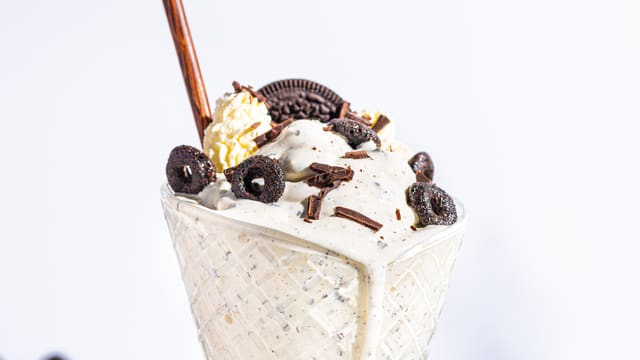 Hell milkshaken over i to glass og server umiddelbart.