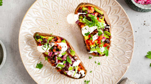 Bakt søtpotet med svarte bønner