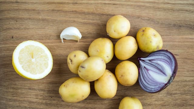 Vask og kok potetene møre i godt saltet vann.
Hell av kokevannet og damp potetene tørre.