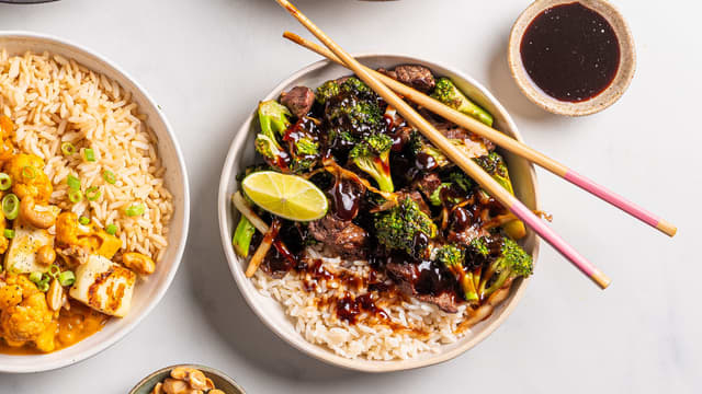 Anrett biffwoken og risen på tallerkener og skvis over litt limesaft før servering.