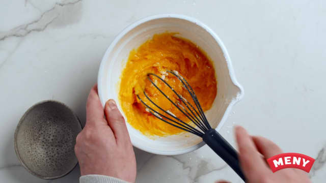 Pisk sammen eggeplommer, sukker og maizenna i en bolle.