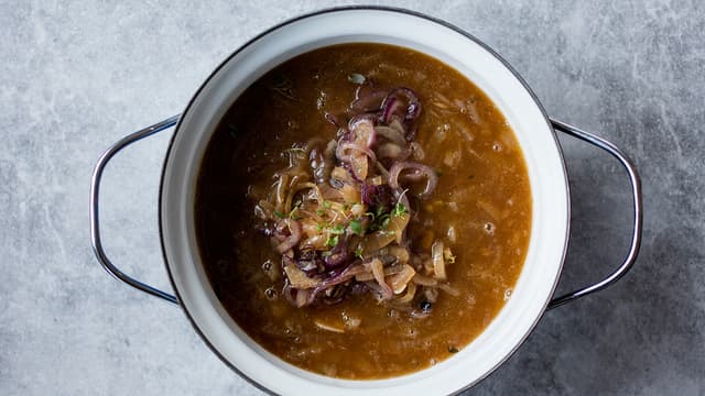 Tilsett hakket timian og sukker. La suppen koke i cirka 15 minutter. Smak til med salt og pepper.