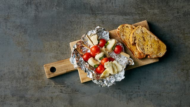 Sticks med mozzarella, romanticatomater og basilikum