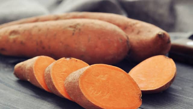 Skrell søtpoteten og del den i skiver. Kok i usaltet vann til potetskivene er møre. Hell av vannet og damp potetene tørre. Mos til jevn søtpotetmos.