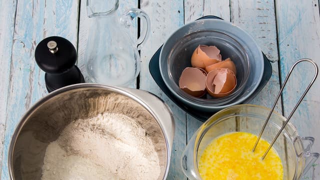 Bland alle de tørre ingrediensene i en bolle for seg,  og pisk egg og melk sammen for seg i en annen bolle. Bland så egg- og melkeblandingen i de tørre ingrediensene. Visp godt så det ikke blir klumper i røren.