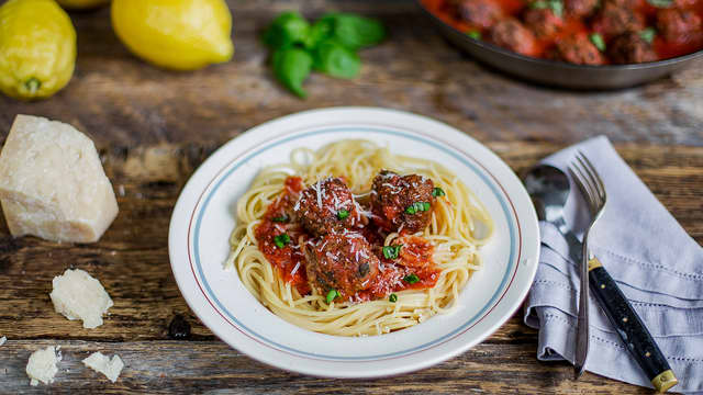 Stek kjøttbollene i vanlig olivenolje på middels varme i 5–7 minutter, til de har farge på alle sider og er gjennomstekte. Del en kjøttbolle etter fem minutter for å se om den er ferdig. Det kan være lurt å la bollene få ordentlig stekeskorpe på den ene siden før du begynner å snu på dem eller riste på pannen for å rulle bollene rundt. Da går de ikke så lett i stykker.