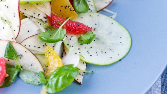 **Dressing:** Visp sammen fløte eller lettrømme, sitronsaft og sukker. Smak dressingen til med salt og kvernet pepper. Server dressingen ved siden av salaten.