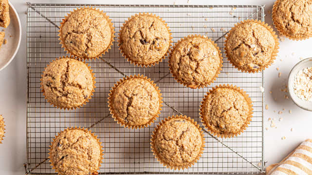 Avkjøl muffinsene før servering.