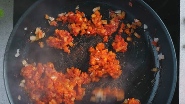 **Curry:** Kutt løk i skiver og finhakk hvitløk. Stek det raskt i en kjele og tilsett currypaste. Ha så i kjøttet.