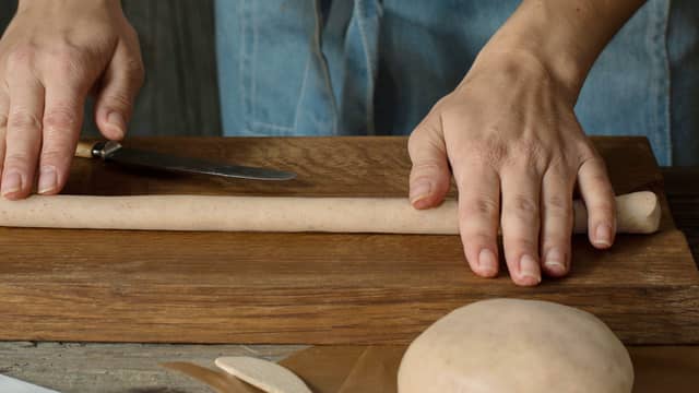 **Sandnøtter:** Trill ut pølser av deigen som du deler opp i små og like store emner. Trill ut små kuler som du setter på stekebrettet. Plasser ca. 20 sandnøtter på hvert brett, og trykk kakene med en gaffel.