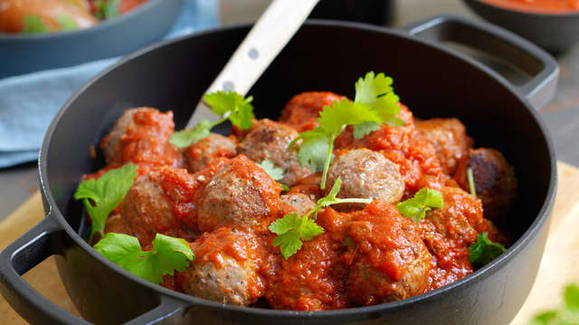 Tilsett vinen og la det koke i ett minutt til før du tilsetter tomatene og tomatpuré. Kok opp og la sausen putre i ca.10 minutter. Tilsett kajennepepper og kjøttbollene, og kok videre i enda 10 minutter.