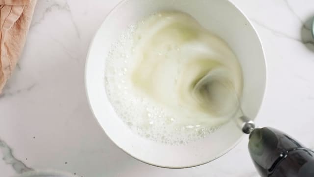 **Marengs:** Visp eggehvitene i en kjøkkenmaskin til de begynner å bli hvite og luftige.