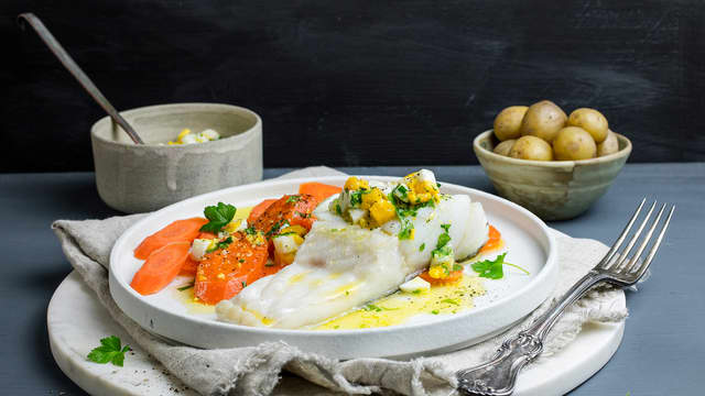 Kok opp vann. Ha i torsken, sett på lokk og ta kjelen av platen. La torsken trekke i 8-10 min. Ha i de tykkeste stykkene først.