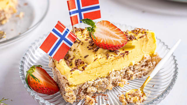 Ha smørkremen på den avkjølte bunnen, og sett i kjøleskapet i minst 2 timer, eller til kremen har stivnet. Ta kaken ut av kjøleskapet en halvtime før servering.