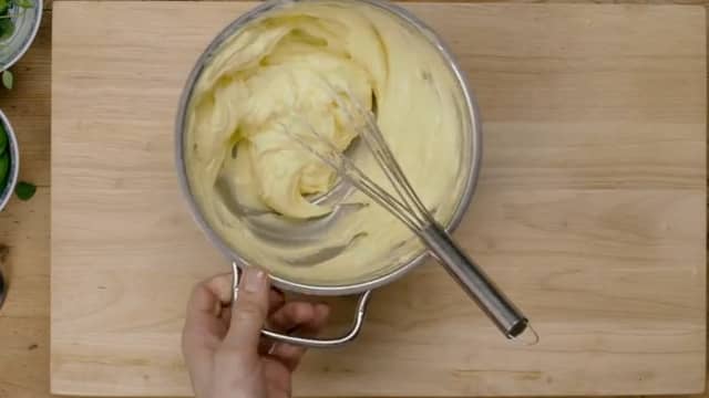 **Urtesmør:** Rør smøret lyst og luftig med en visp eller i kjøkkenmaskin.