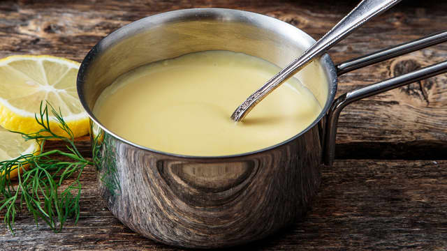 **Hollandaisesaus:** Varm opp hollandaisesausen i en kjele. Vend inn finhakkede urter og sitronskall.