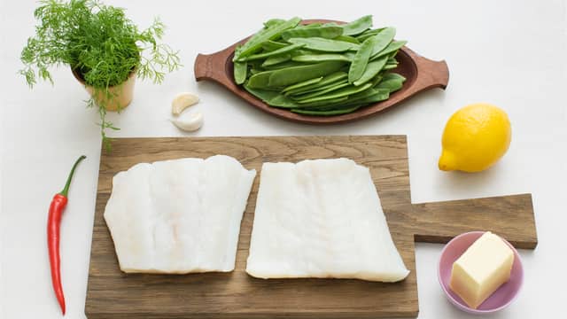 En perfekt alt-i-ett-middag en varm sommerdag! Varier retten med vanlig torsk eller laks. Server gjerne med kokte poteter.