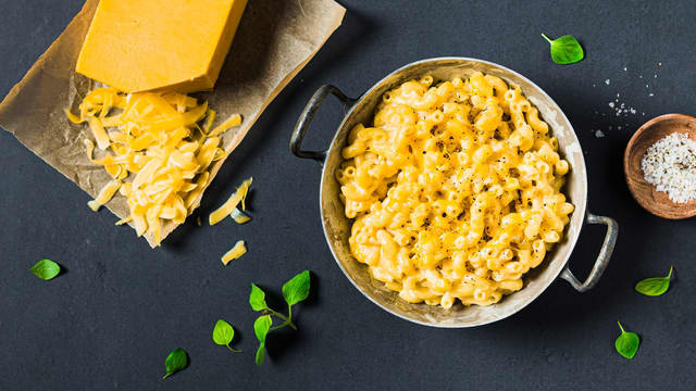 **Mac n' cheese:** Tilsett den kokte makaronien og ha det hele i en ildfast form før du strør over revet cheddar