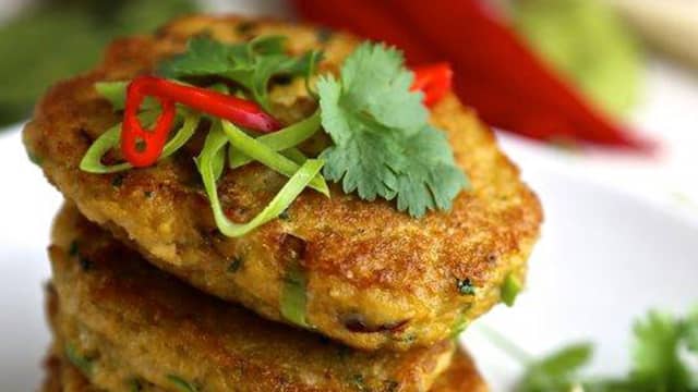 Stek de ferdigformede kakene 2-3 minutter på hver side i olje på middels varme.