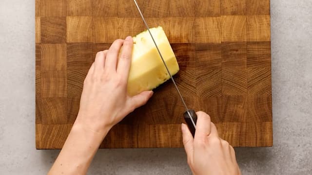 **Glasert ananas:** Skrell ananasen og kutt fruktkjøttet i terninger.