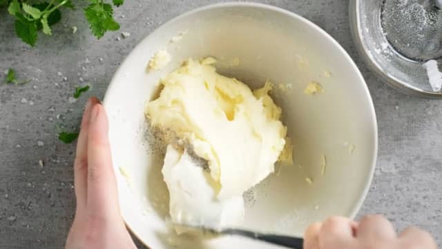 **Ostekrem:** Pisk romtemperert smør og melis sammen. Tilsett kremost og vaniljesukker og bland godt.