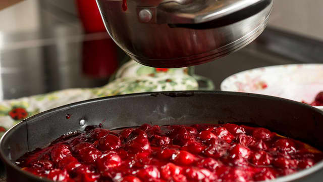 Kok kirsebærene i 5-10 minutter til de har falt sammen. Ha i sukker og eventuelt syltepulver og rør til det er oppløst.