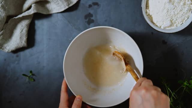 Bland sammen vann og gjær. Rør om til gjæren er oppløst