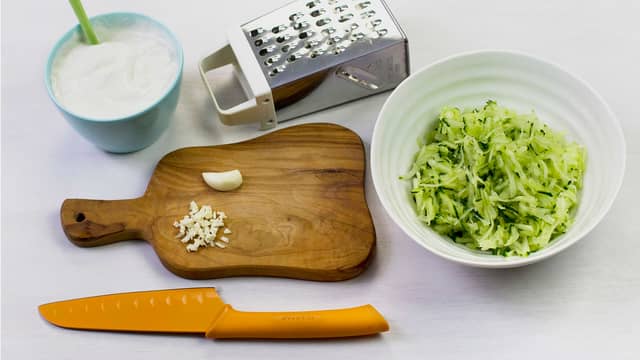 Riv agurk og press ut væske. Finhakk hvitløk og bland med agurk og yoghurt til tzatziki. Smak til med salt og pepper og server til kyllingen.